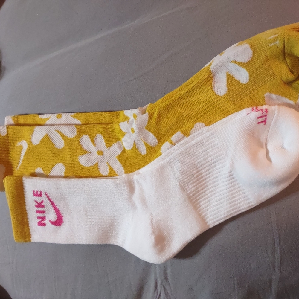 Nike Men's Yellow and White Socks Set